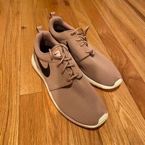 BRAND NEW NIKE SNEAKERS